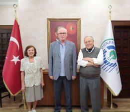 Başkan Kurt Alzheimer merkezi için Yüksel çifti ile protokol imzaladı