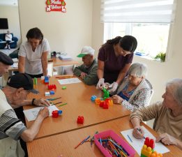 EPEBAŞI ALZHEİMER HASTALARINI UNUTMUYOR
