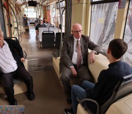 Başkan Kurt işe tramvayla gitti