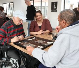 Yaşlı Bakım Merkezi’nde tavla heyecanı