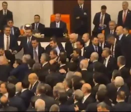 Meclis’te yeni bakanların yemin töreninde kavga çıktı