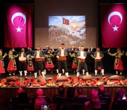 “Gelincik Çiçekleri 1915” ile Çanakkale ruhu sahnede yeniden hayat buldu