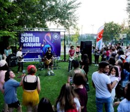 ESKİŞEHİR SOKAKLARI MÜZİKLE ŞENLENİYOR