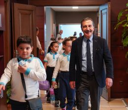 BAŞKAN ATAÇ MİNİK ÖĞRENCİLERE BELEDİYE ÇALIŞMALARINI ANLATTI