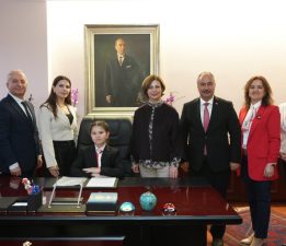 BAŞKAN ÜNLÜCE KOLTUĞUNU ECE AKKAN’A DEVRETTİ