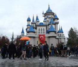 ESKİŞEHİR BÜYÜKŞEHİR BELEDİYESİ İLE 23 NİSAN COŞKUSU PARKLARA VE SAHNELERE TAŞTI