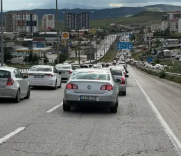 Bayram dönüşü çileye dönüştü: Kırıkkale geçişinde 15 kilometrelik kuyruk