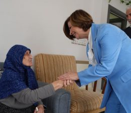 BAŞKAN AYŞE ÜNLÜCE’DEN 93 YAŞINDAKİ FADİME TEYZEYE ANLAMLI ZİYARET