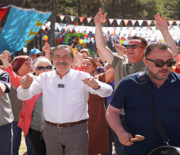 BAŞKAN ATAÇ TEPREŞ COŞKUSUNA ORTAK OLDU